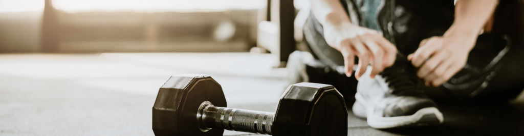 Personne en pleine séance de musculation.